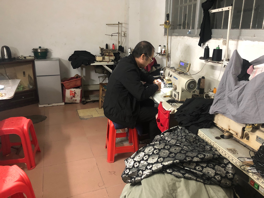 蔡阳城(化名)在仑头村租了一室一厅,每月租金550元。这里是他加工服装以及生活居住的地方。澎湃新闻记者 陈绪厚 图