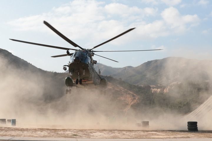 ↑驻香港部队组织海空联合巡逻任务，直升机抵达预定位置（2019年2月14日摄）。新华社发（易定 摄）