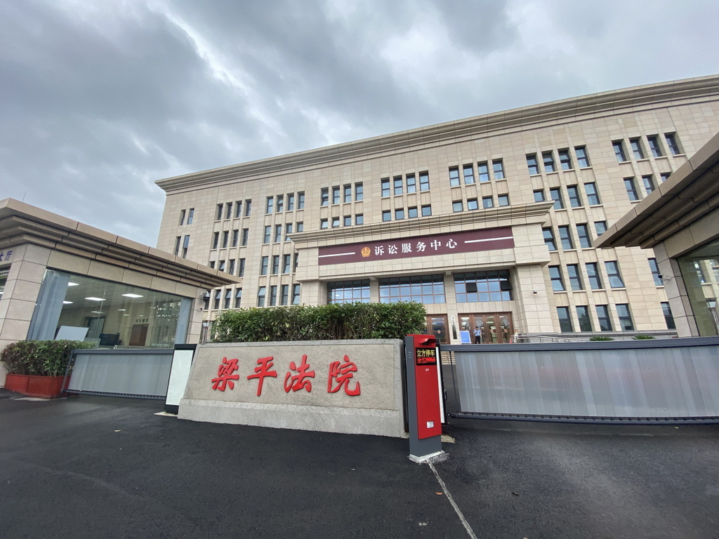 重庆女子刘某会为保女儿不被性侵锤杀丈夫，法院认为其行为不是正当防卫，但情节较轻，判三年有期徒刑、缓刑三年。  本文图片 澎湃新闻记者 谢寅宗