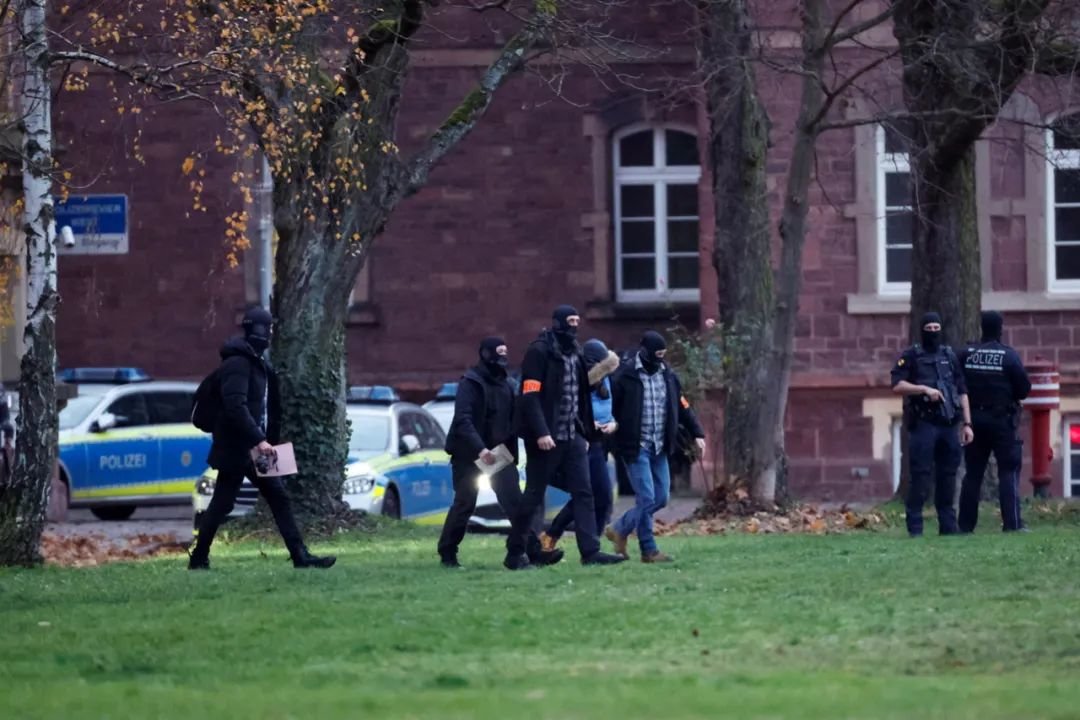 ▲当地时间2022年12月7日，德国卡尔斯鲁厄，德国警方采取大规模集中行动，捣毁了一个极右翼恐怖团伙。图/IC photo