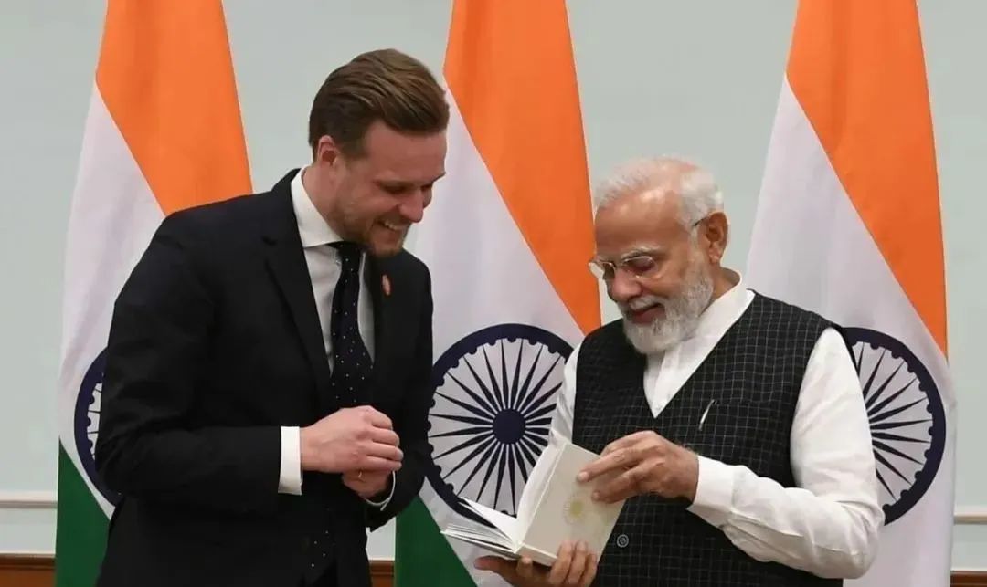 · 兰茨贝尔吉斯和印度总理莫迪（右）。