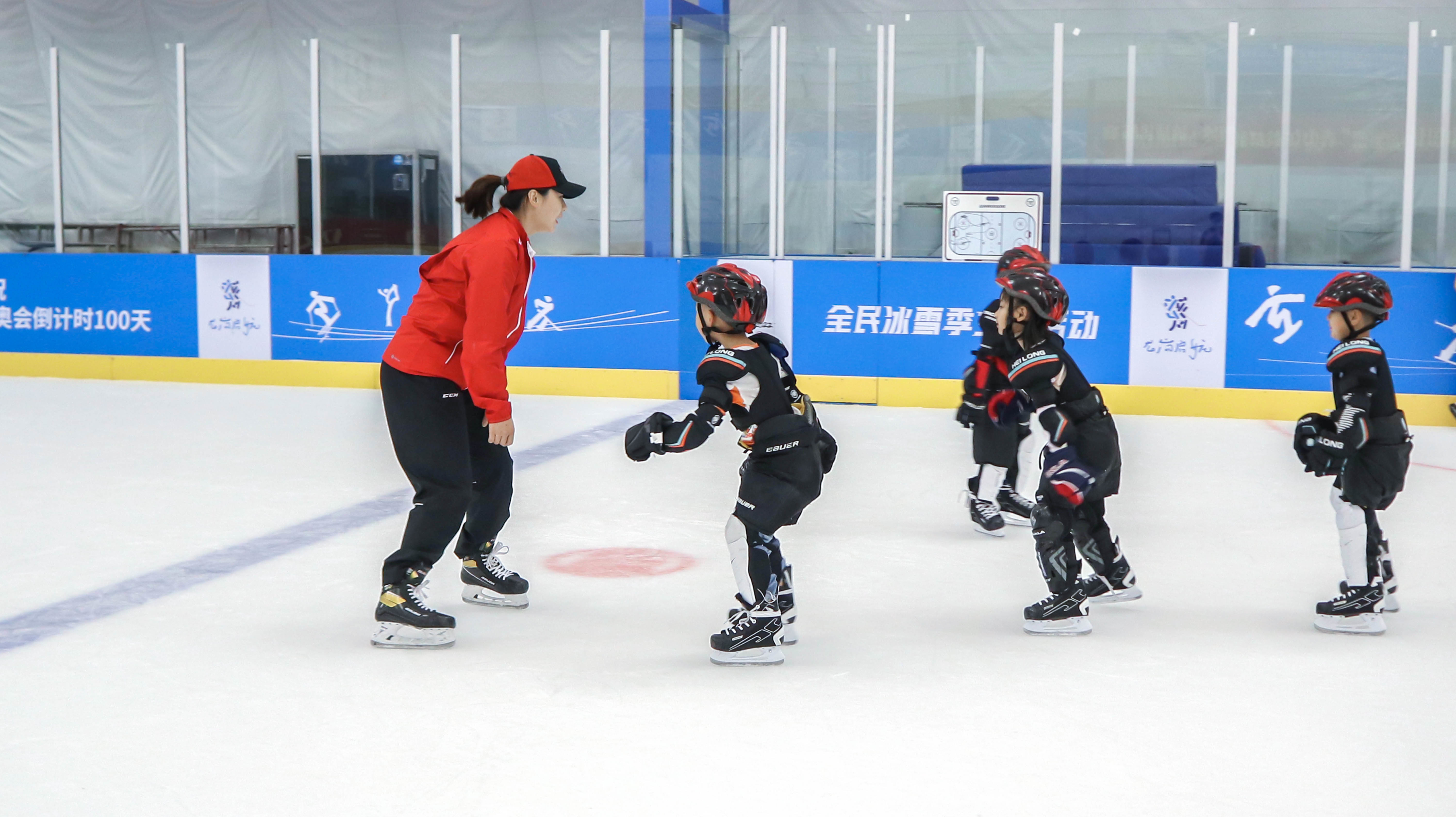 杨丽莹带着“不再孤独冰球队”在冰上滑行。受访者供图