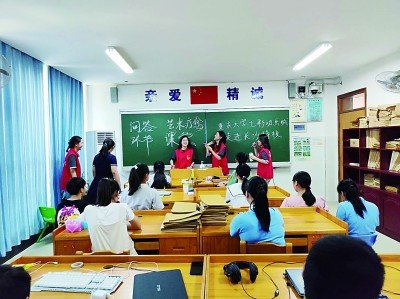 旭日暖阳社会工作服务中心的工作人员在为特殊教育学校的孩子们上课。资料图片