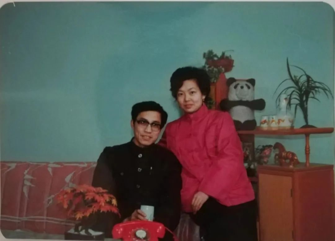 1984年,结婚第两年,夫妻俩人在家中合影。受访者供图