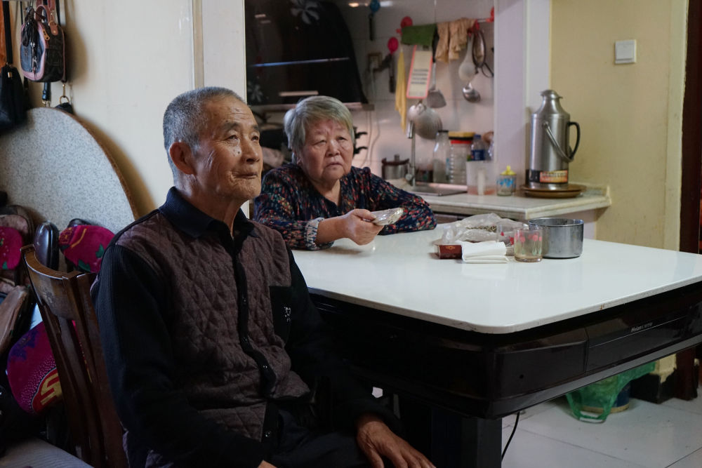 ↑阿尔山市林业退休工人郭永财和老伴在棚改新房中看电视。新华社记者侯维轶 摄