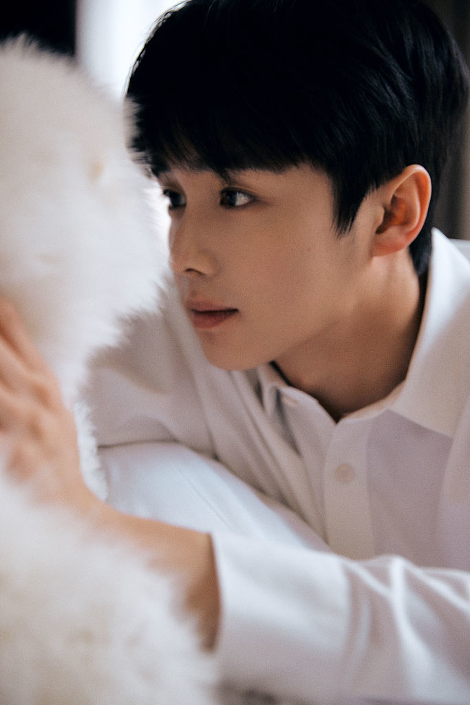 翟子路白衬衣少年感写真释出新剧余生请多指教近日收官