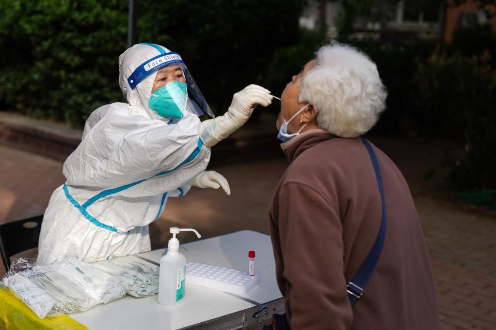 5月11日,在北京市西城区白纸坊街道一处社区核酸采样点,首都医科大学