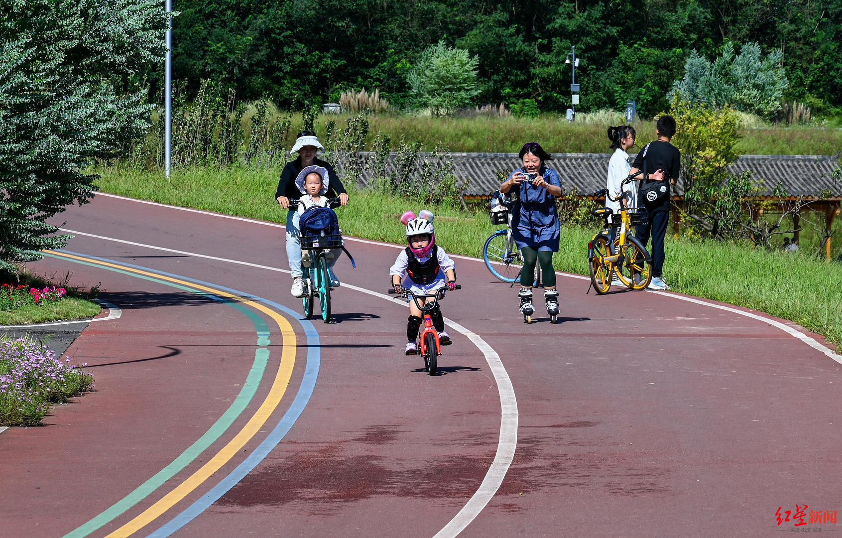 两会 热评 丨提升步行友好度 让慢生活与公共文明相得益彰 凤凰网