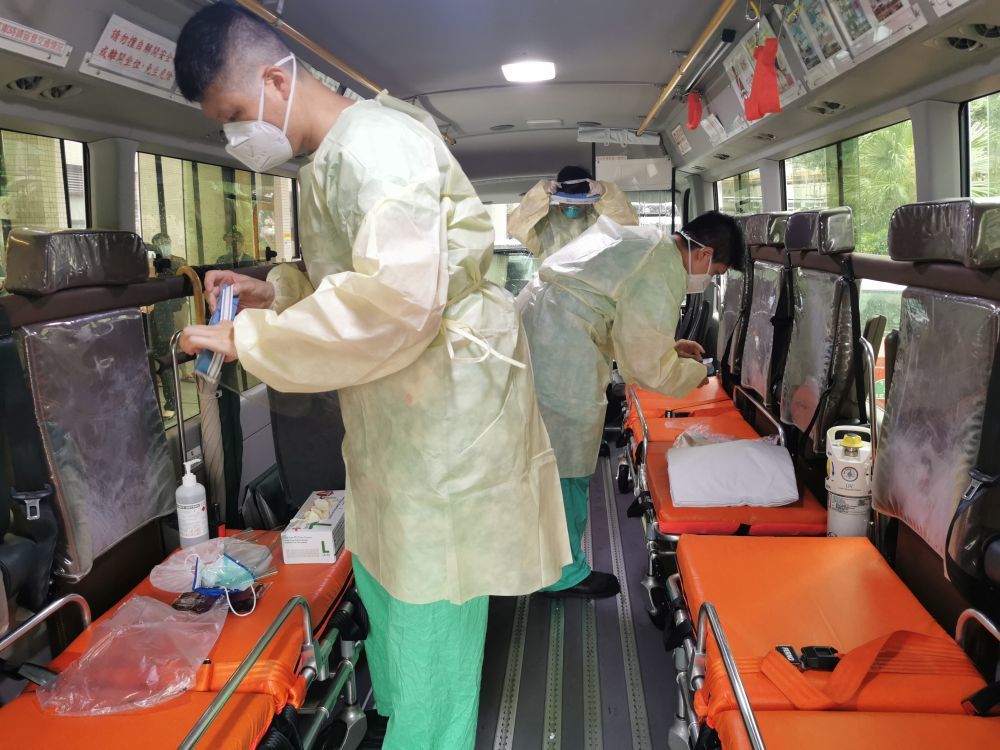 在香港玛嘉烈医院，“警察医疗特别小组”成员在运送病人前检查车上装备并清洁消毒（3月24日摄）。新华社发
