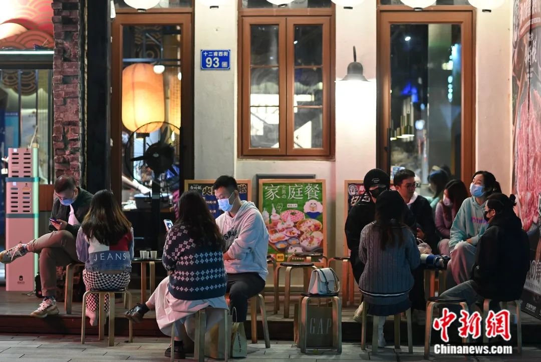 图为广州市民在永庆坊一家餐馆前等位。中新社记者 陈楚红 摄