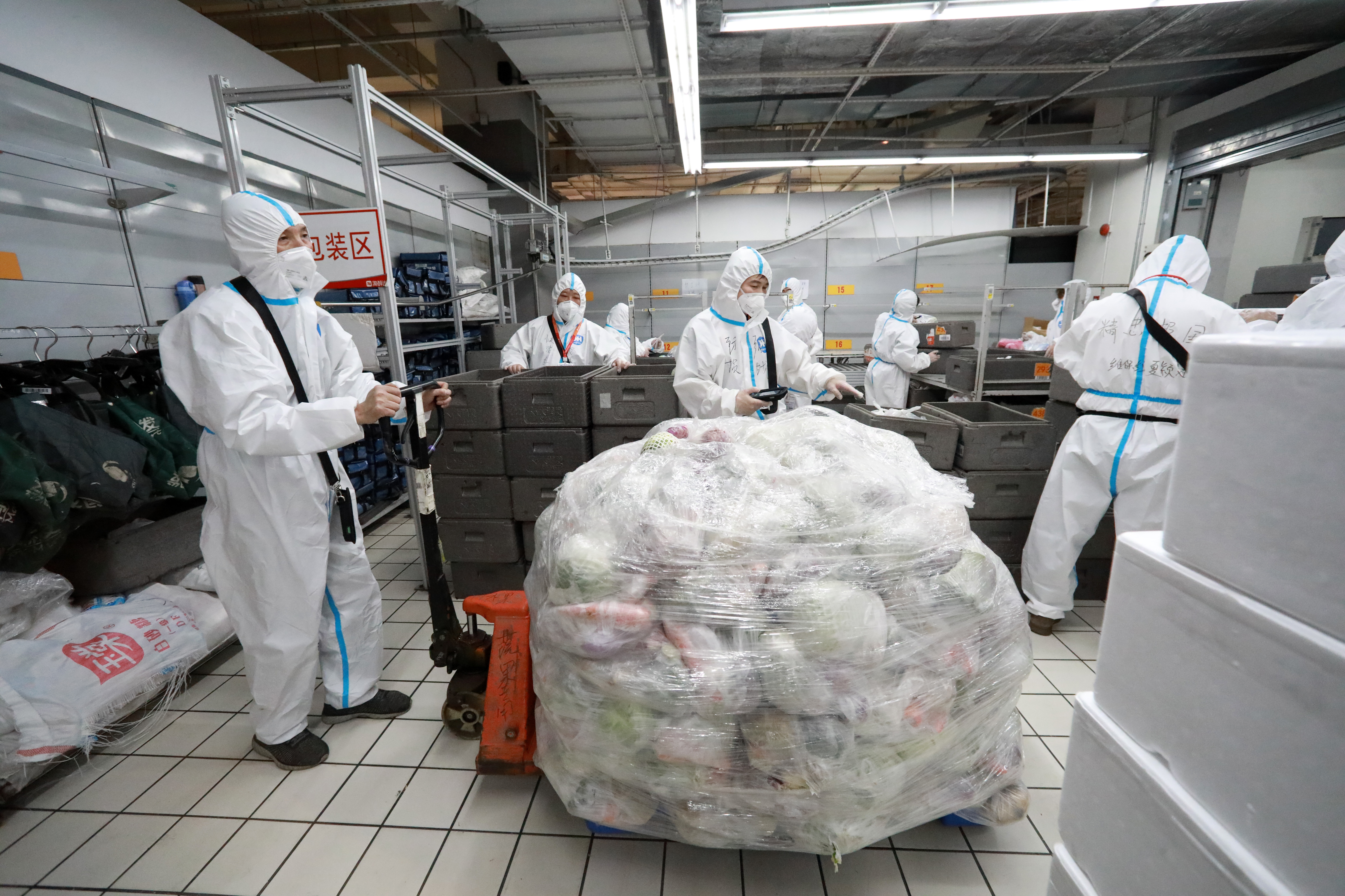 4月11日,上海市静安区一家大润发超市,工作人员在忙着分拣蔬果.