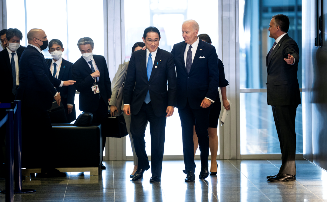 当地时间2022年3月24日，比利时布鲁塞尔，七国集团峰会在北约总部举行。图为日本首相岸田文雄与美国总统拜登。图/IC photo