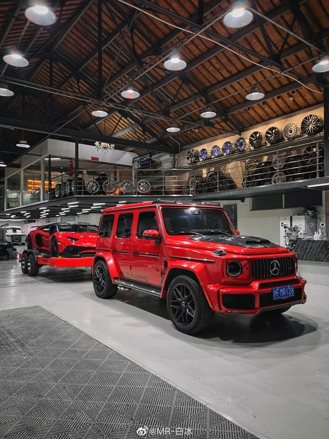 知名博主发布的其车辆被烧毁前的图片。图片来源:@MR—白冰