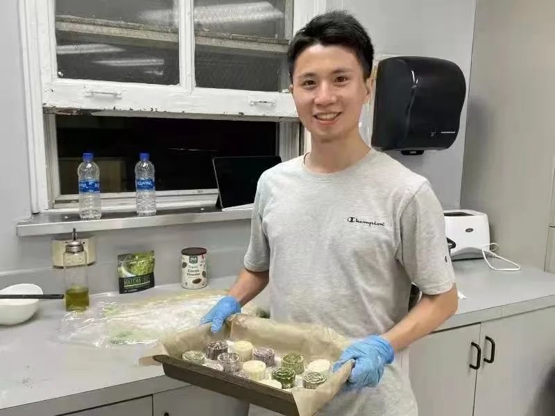 中秋节,郑少雄自己做月饼。