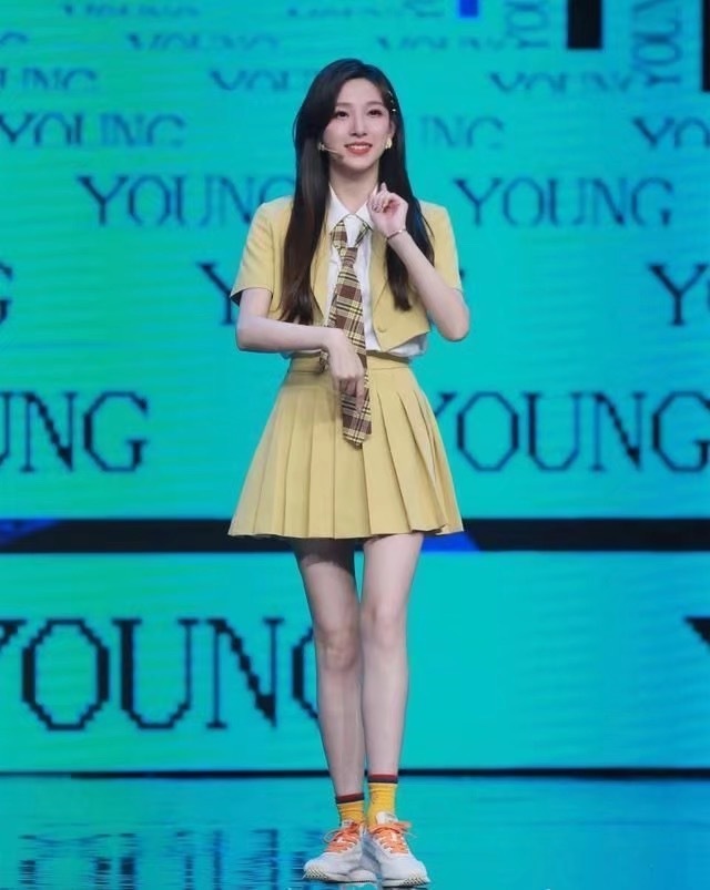 18岁参加选美,入行7年就主持春晚惊艳四座,28岁马凡舒到底是什么来头