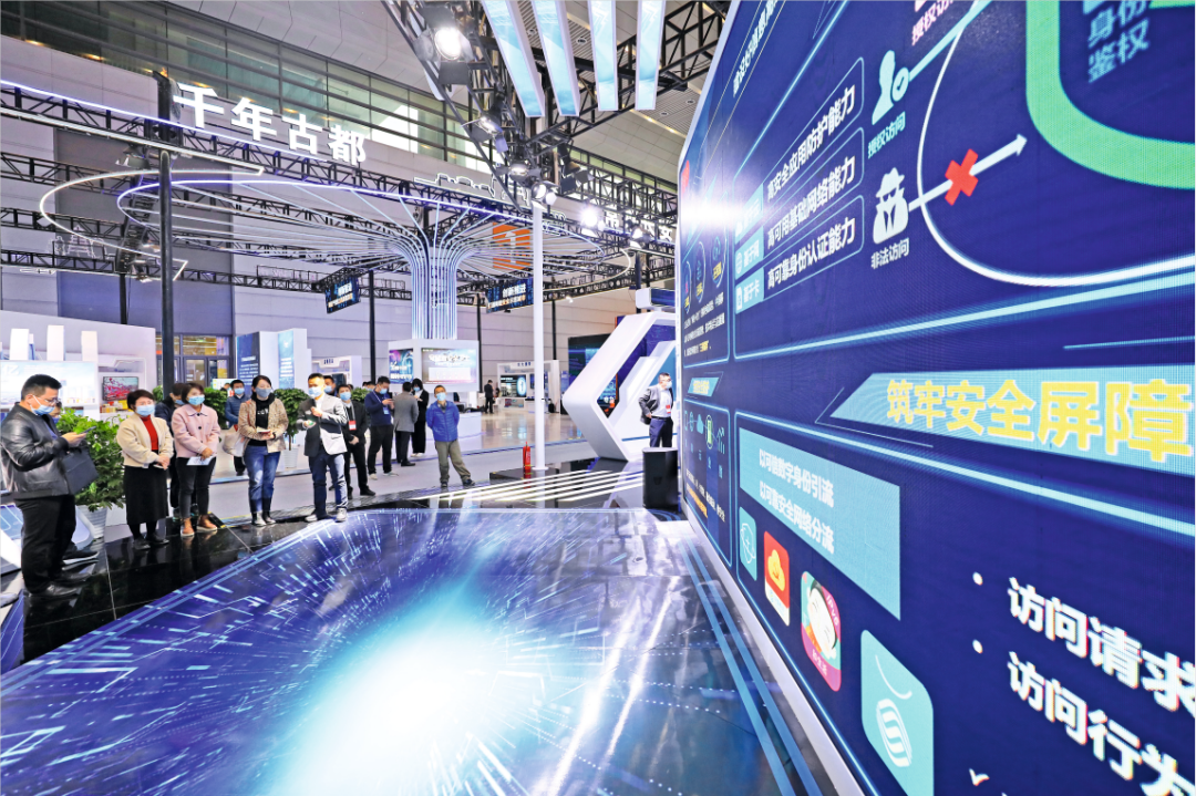 2021年10月11日，陕西西安，观众参观2021年国家网络安全宣传周网络安全博览会。