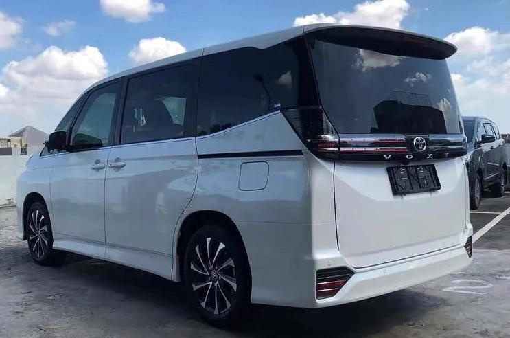 丰田mpv入门级voxy实车亮相侧滑门双动力配备四驱