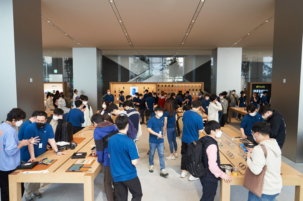 客户和团队成员在 Apple Myeongdong 的盛大开幕式上亮相。