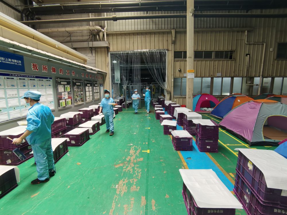 华域视觉工厂内工人在准备复工复产.(受访者供图)