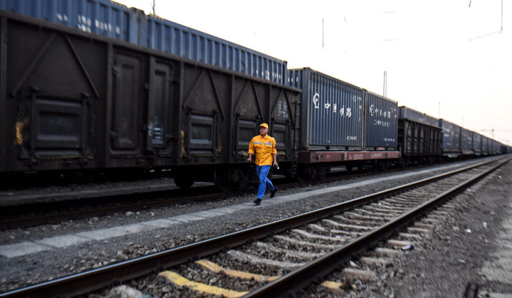 10月16日,在中国铁路南宁局集团有限公司钦州港站,检车工长林江波走在去接班的路上。新华社记者 张爱林 摄
