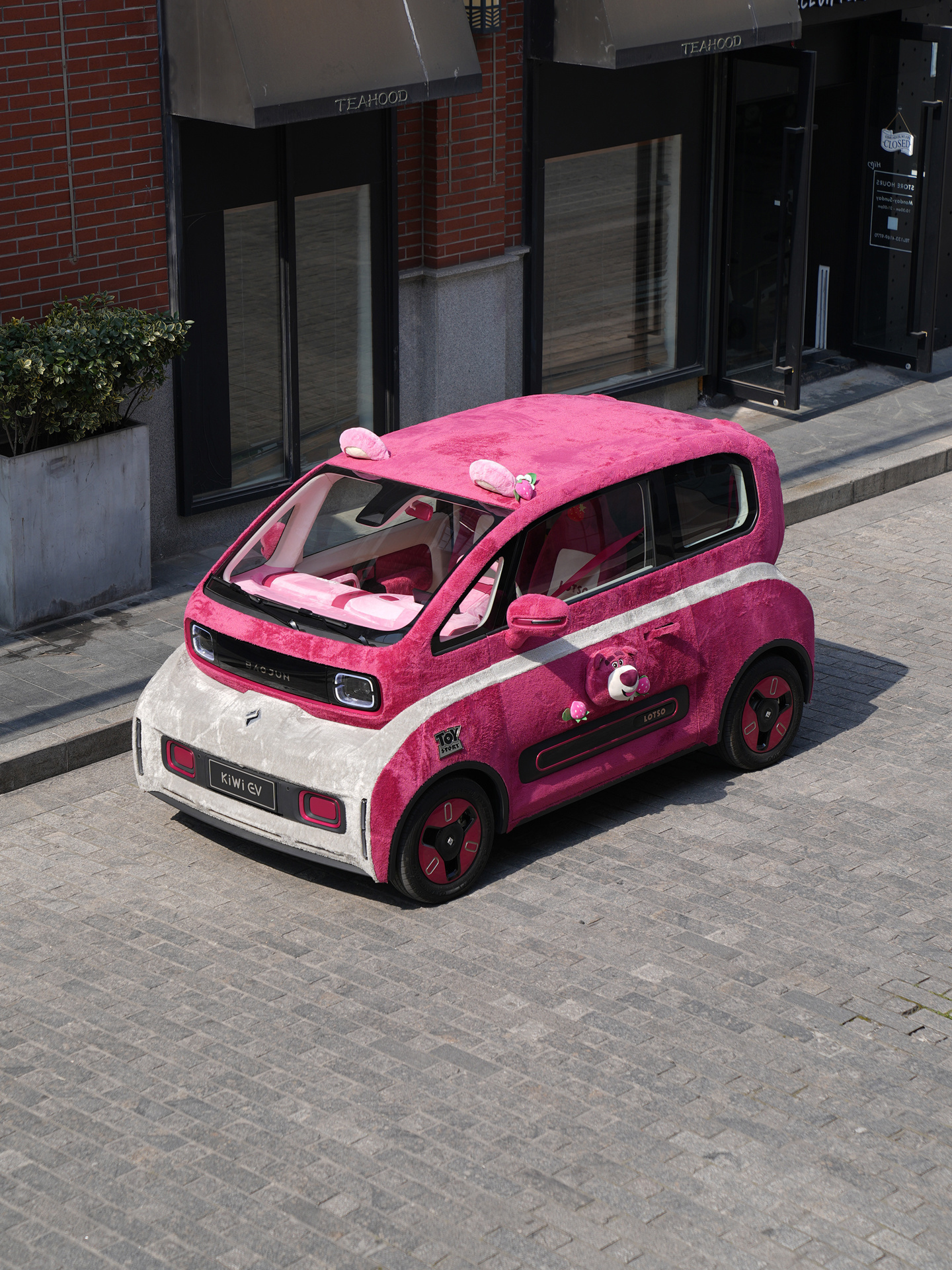 宝骏公布 kiwi 草莓熊联名版车型,全身采用粉色毛绒设计__凤凰网