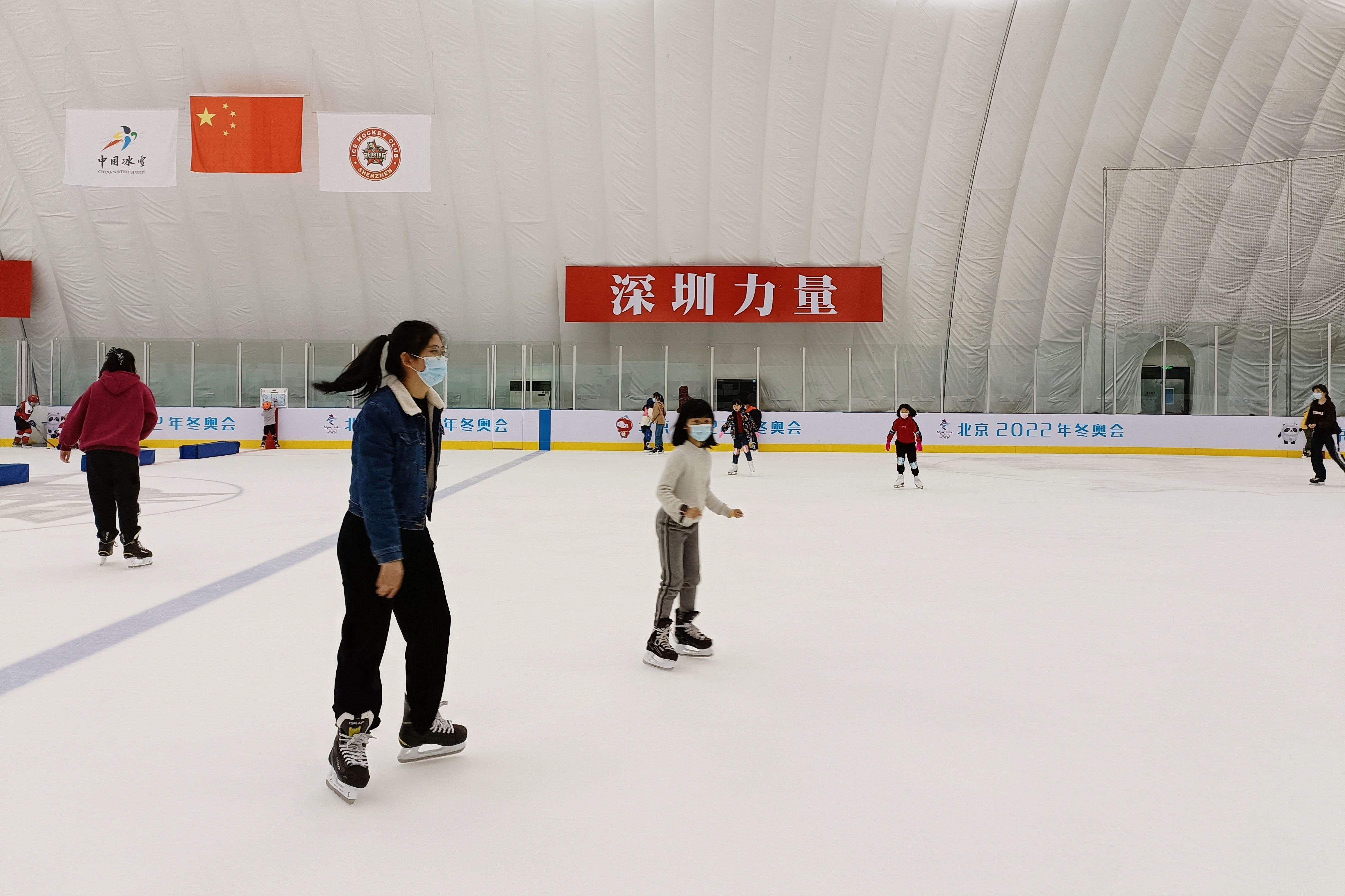 新华区文体中心滑冰场图片