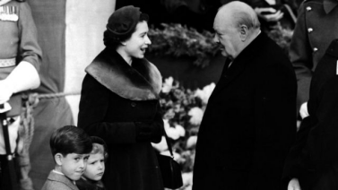 1953年，英国女王伊丽莎白二世、查尔斯王子、安妮公主与首相温斯顿&middot;丘吉尔。图自BBC