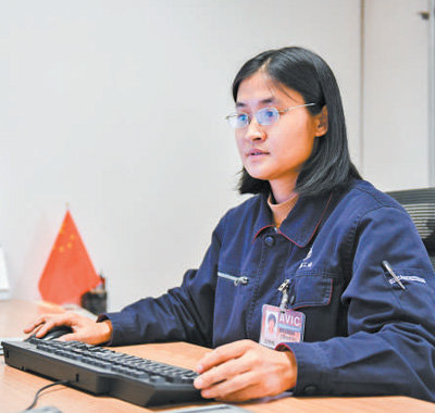 刘艳梅正在电脑前设计产品。