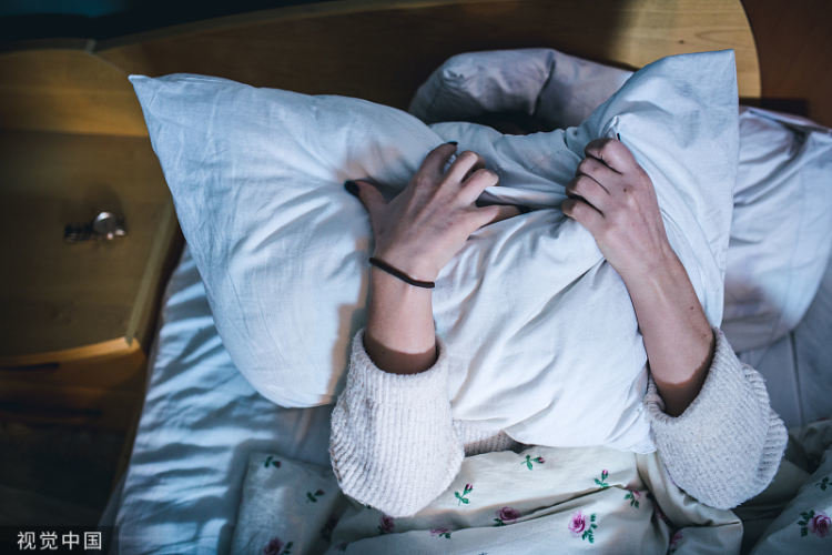 头晕、发冷是不少人新冠感染初始时的主要症状。/视觉中国