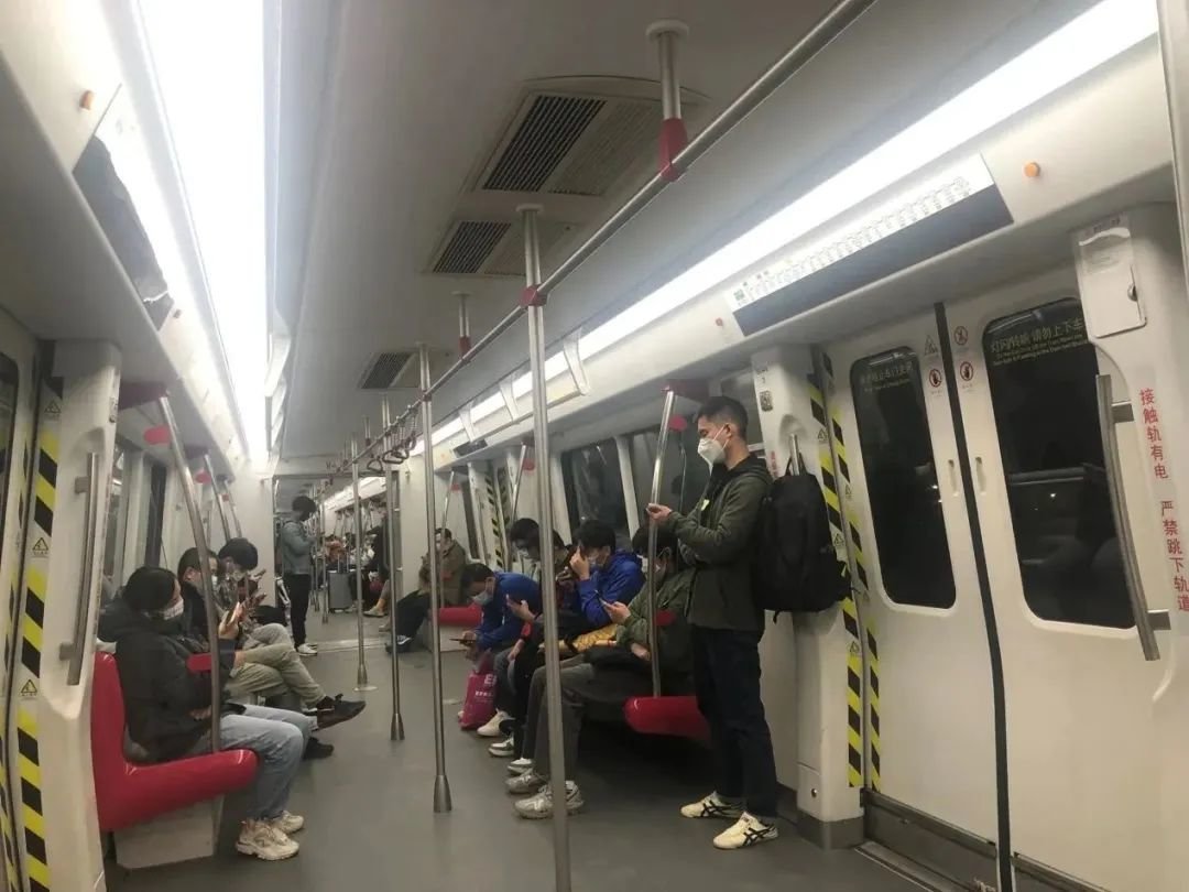 12月6日近23时，广州地铁4号线仍处于满座状态。