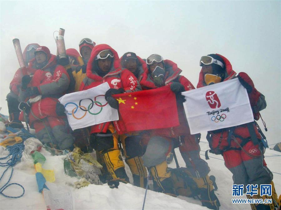 圖為2008年5月8日,登山隊員在峰頂展示中國國旗,奧運五環旗和北京奧運