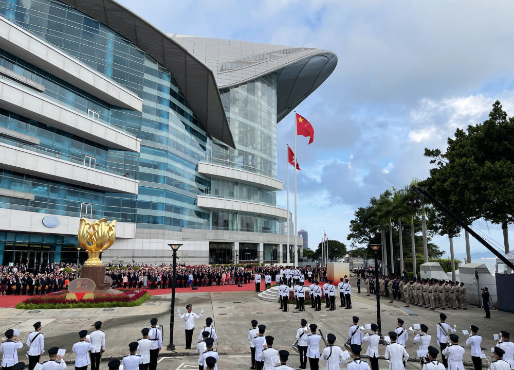 △10月1日，香港特别行政区政府在金紫荆广场举行升旗仪式，庆祝中华人民共和国成立73周年。