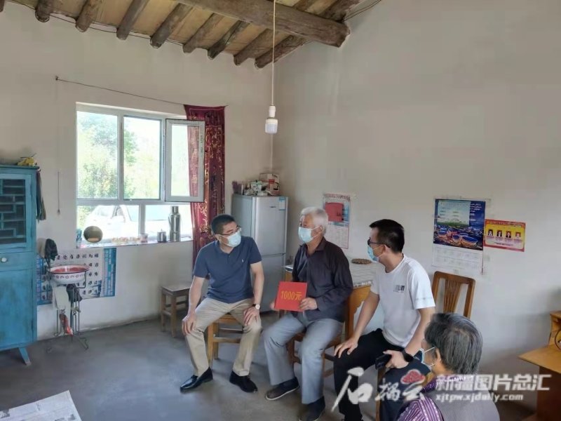 8月18日,奇台县为困难群众发放民政临时救助资金。董雪艳摄