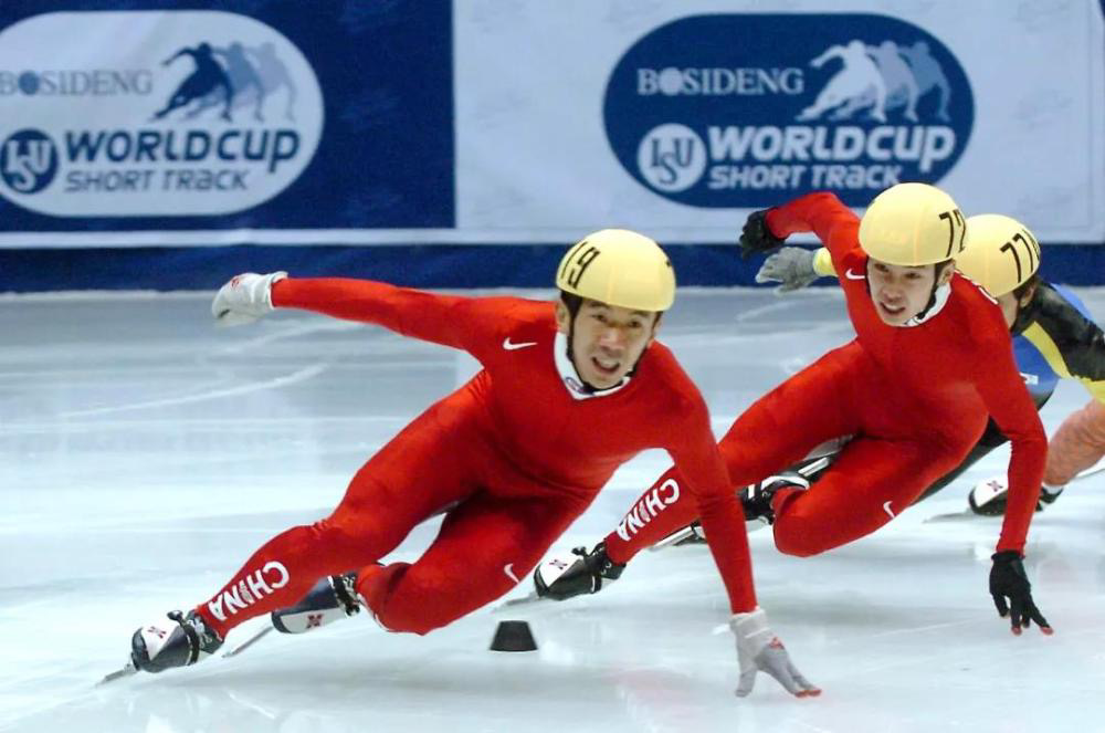 2005年10月1日，中国选手李佳军（左一）在决赛中争先。当日，在杭州举行的2005／2006国际滑联短道速滑世界杯男子500米决赛中，李佳军穿着“战靴”，以41秒922的成绩夺得冠军。