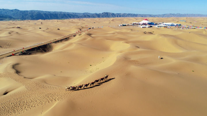 这是在宁夏中卫市拍摄的腾格里沙漠（无人机照片，2018年9月7日摄）。 新华社记者 王鹏 摄