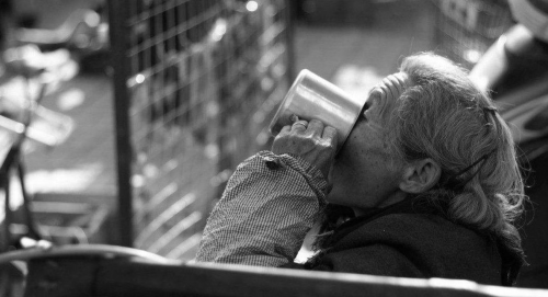 完美大使不负社会责任,致力守护空巢老人.__凤凰网