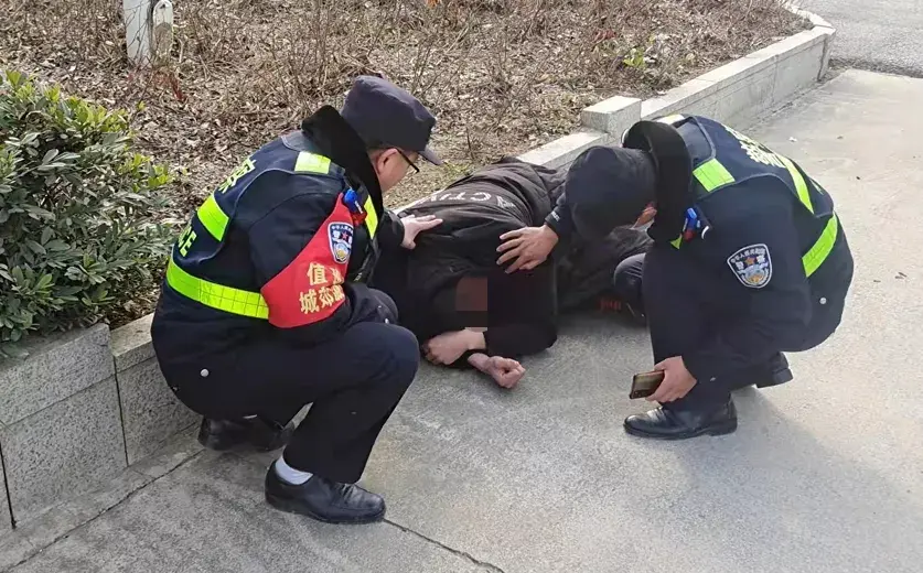 貪杯醉酒睡馬路 民警巧遇立救助__鳳凰網