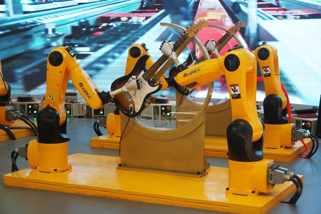 在位于赣州市的格力小镇,机器人乐队正在演奏音乐(2月18日摄).