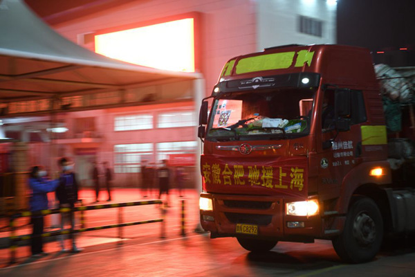 满载蔬菜的货车从合肥百大周谷堆物流园出发，准备驶往上海（资料图）。新华社记者张端摄