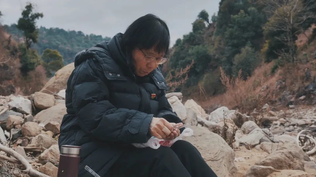 张桂梅在家访的路上吃药