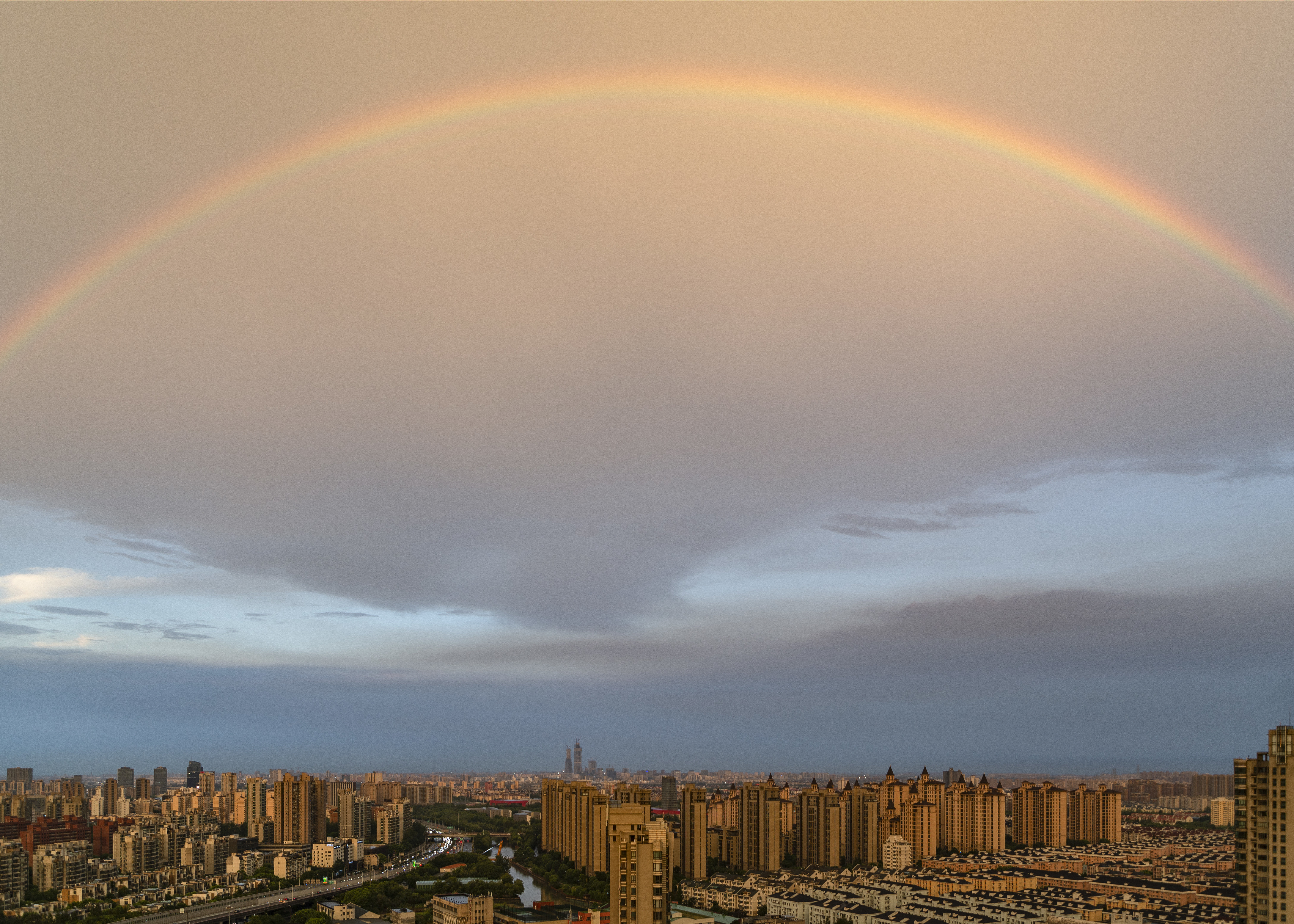 上海-东方城市花园二期天台-20220823彩虹 2.JPG