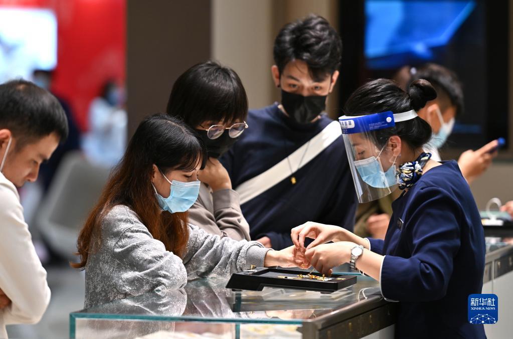 5月2日,顾客在位于海南省海口市的海控全球精品免税城购物。新华社记者 郭程 摄