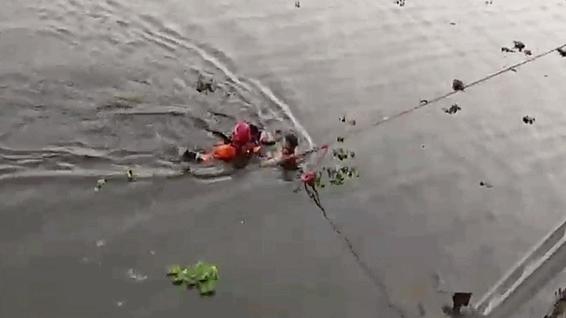 救人×12,这个民警太牛了