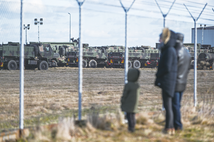  2022年2月12日，波兰梅莱茨民众观察停留在一个临时基地的美军装备。美国总统拜登此前一天宣布向波兰派兵3000人。