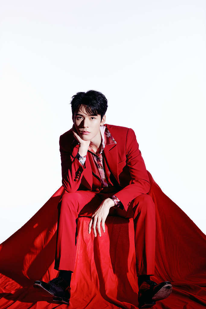 龚俊现身央视2022元宵晚会 着红西装献唱《正月十五闹花灯》_凤凰网