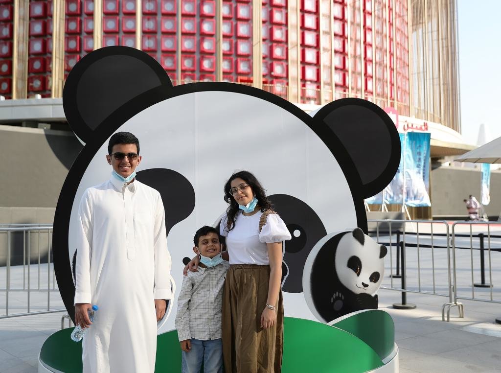 2022年1月11日，游客在阿拉伯联合酋长国迪拜世博会中国国家馆前拍照。（新华社记者王东震摄）