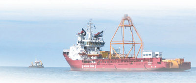 中国电建所属山东电建三公司的海底电缆敷缆船正在沙特红海区域作业。库马尔摄