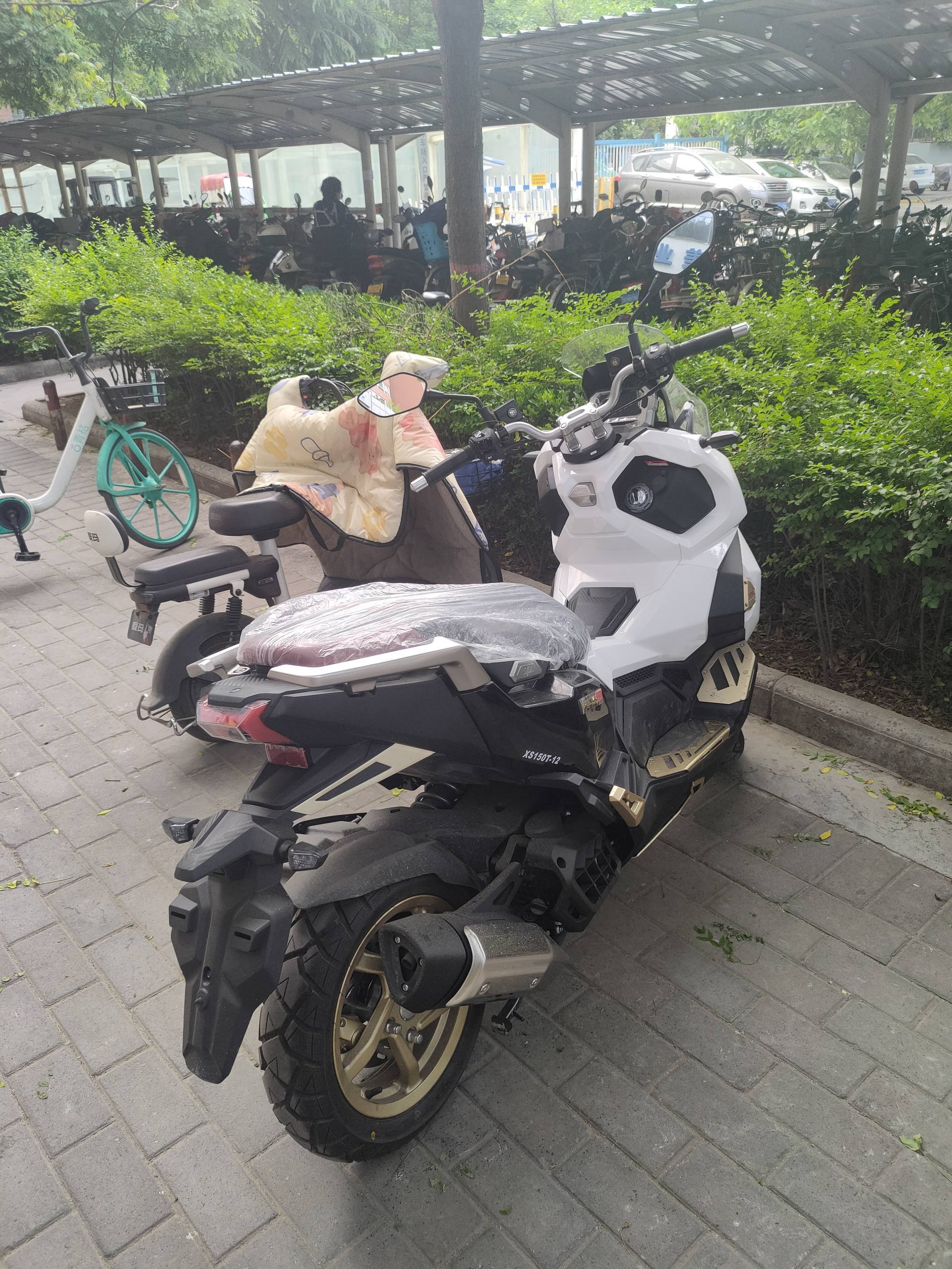 600km续航静态体验三阳哈士奇adv238万贵不贵?