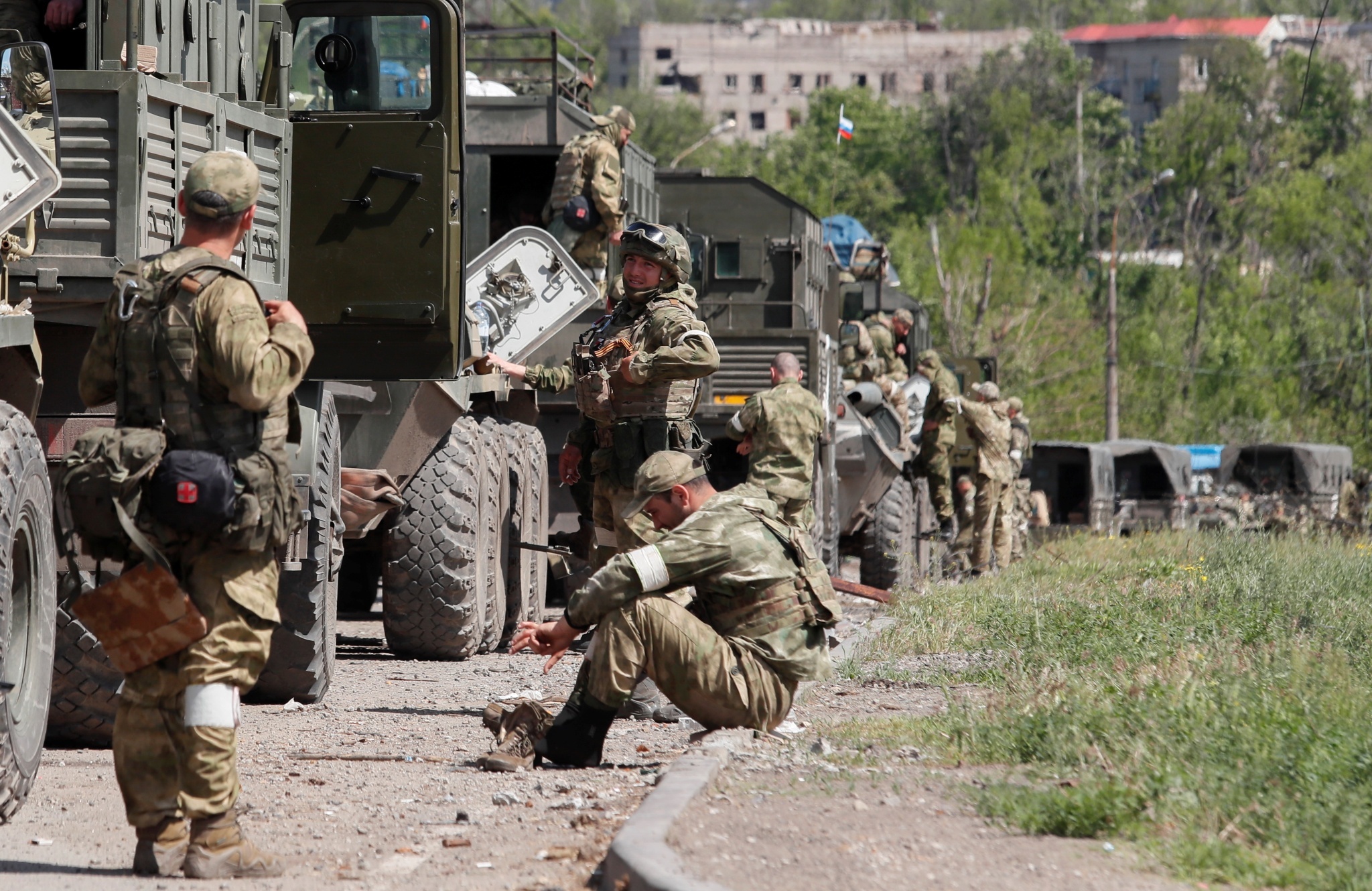 当地时间2022年5月16日，乌克兰马里乌波尔，亲俄武装人员等候受伤的乌克兰士兵离开亚速钢铁厂。