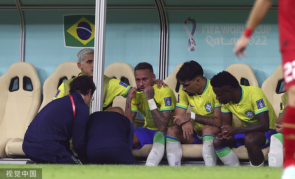 对阵塞尔维亚受伤下场后，内马尔在替补席哭泣。